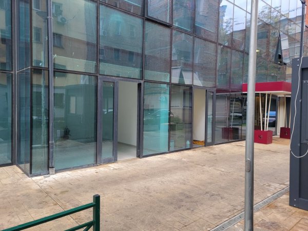 Tirane, jap me qera dyqan Kati 0, 25 m² 600 Leke