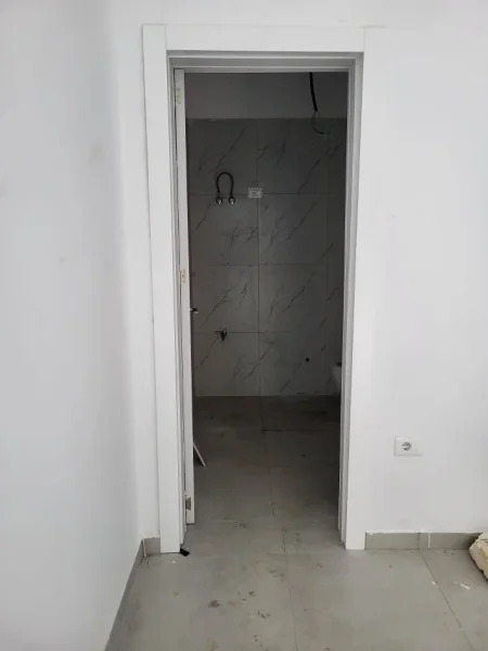 Tirane, jap me qera dyqan Kati 0, 25 m² 600 Leke