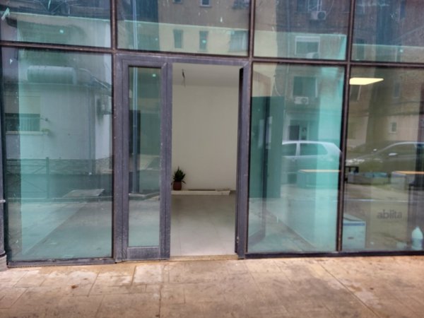 Tirane, jap me qera dyqan Kati 0, 25 m² 600 Leke