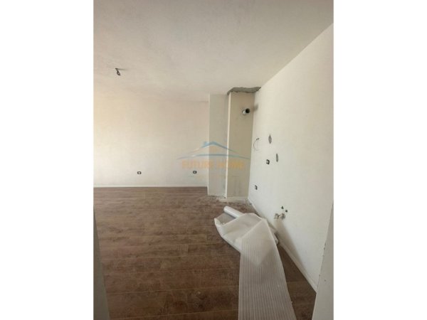 Tirane, shitet apartament 2+1+Ballkon Kati 8, 102 m² 166.000 € (Fusha e Aviacionit)