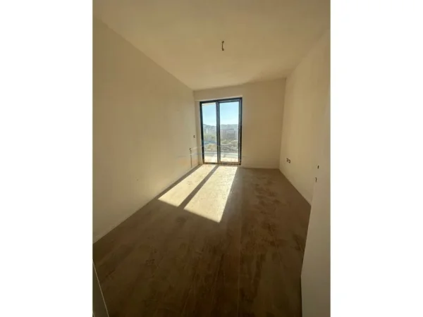 Tirane, shitet apartament 2+1+Ballkon Kati 8, 102 m² 166.000 € (Fusha e Aviacionit)