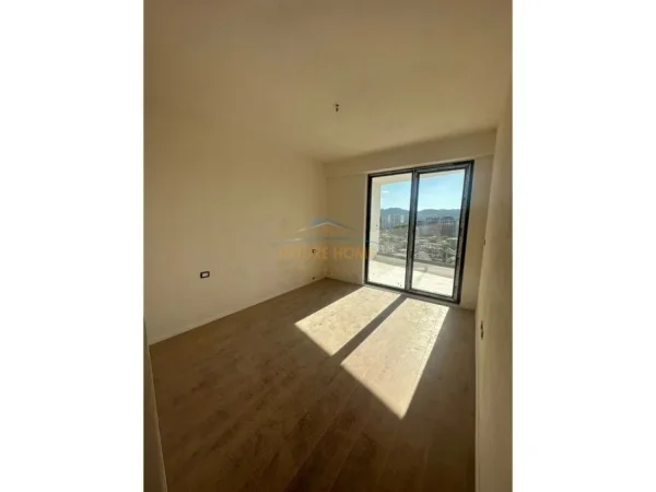 Tirane, shitet apartament 2+1+Ballkon Kati 8, 102 m² 166.000 € (Fusha e Aviacionit)