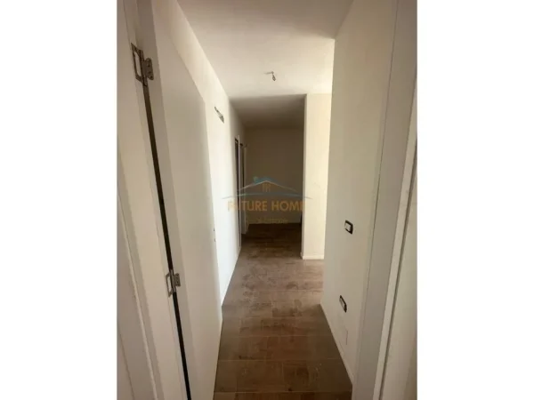 Tirane, shitet apartament 2+1+Ballkon Kati 8, 102 m² 166.000 € (Fusha e Aviacionit)