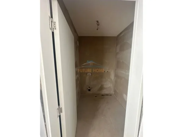 Tirane, shitet apartament 2+1+Ballkon Kati 8, 102 m² 166.000 € (Fusha e Aviacionit)