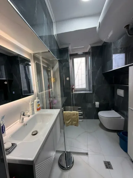 Tirane, jepet me qera apartament 2+1+Ballkon Kati 0, 70 m² 650 € (Vasil Shanto)
