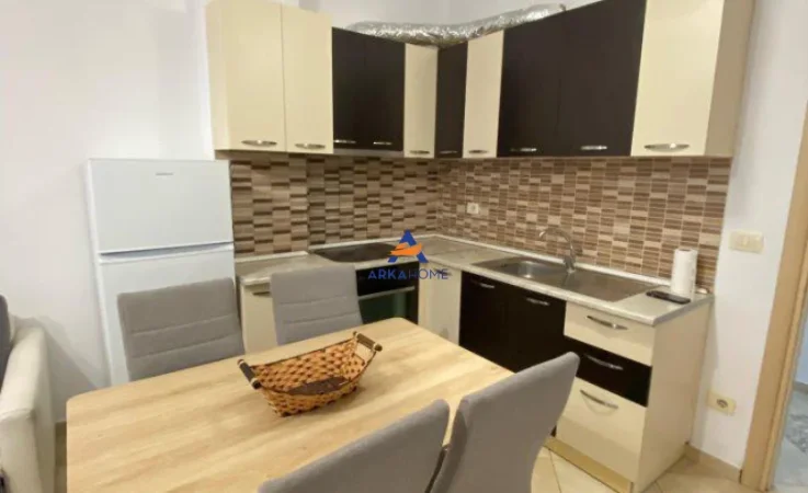Tirane, jepet me qera apartament 2+1+Ballkon Kati 8, 90 m² 550 € (UNAZA E RE)