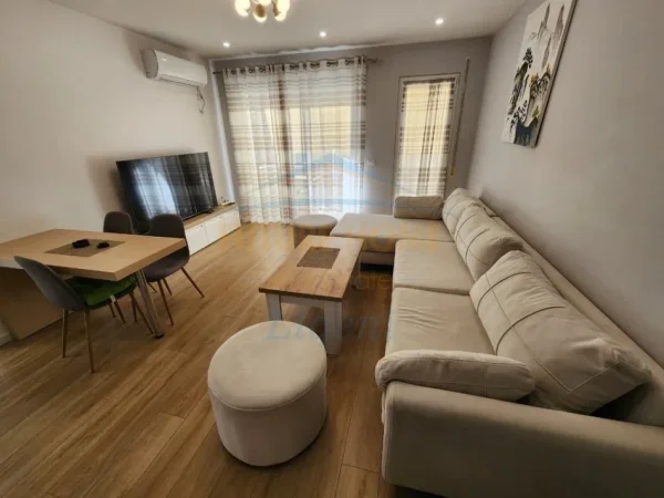 Tirane, jepet me qera apartament 2+1+Ballkon Kati 4, 93 m² 900 € (Liqeni i Thate)