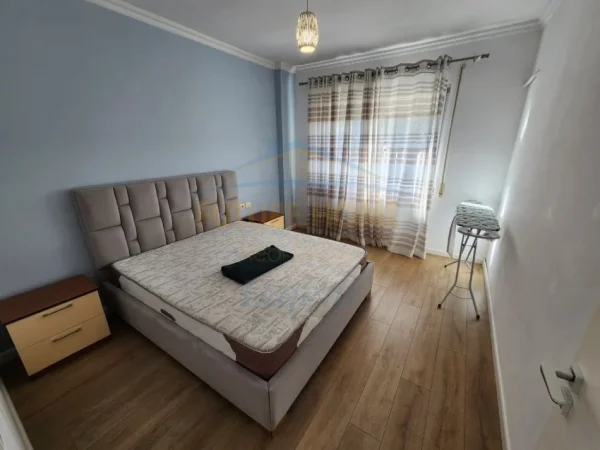 Tirane, jepet me qera apartament 2+1+Ballkon Kati 4, 93 m² 900 € (Liqeni i Thate)