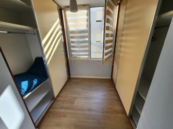Tirane, jepet me qera apartament 2+1+Ballkon Kati 4, 93 m² 900 € (Liqeni i Thate)