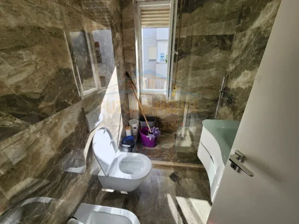Tirane, jepet me qera apartament 2+1+Ballkon Kati 4, 93 m² 900 € (Liqeni i Thate)