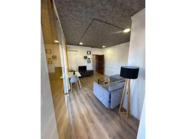 Tirane, jepet me qera apartament 1+1+Ballkon Kati 5, 85 m² 600 € (Rruga e Barrikadave)
