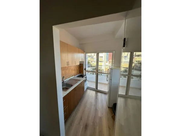 Tirane, jepet me qera apartament 1+1+Ballkon Kati 5, 85 m² 600 € (Rruga e Barrikadave)