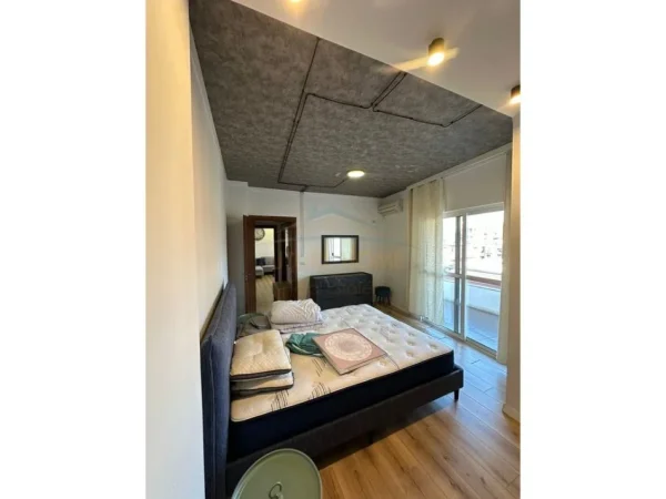 Tirane, jepet me qera apartament 1+1+Ballkon Kati 5, 85 m² 600 € (Rruga e Barrikadave)