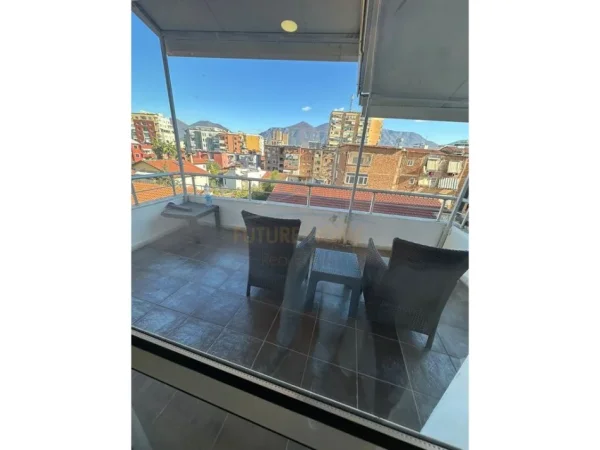 Tirane, jepet me qera apartament 1+1+Ballkon Kati 5, 85 m² 600 € (Rruga e Barrikadave)