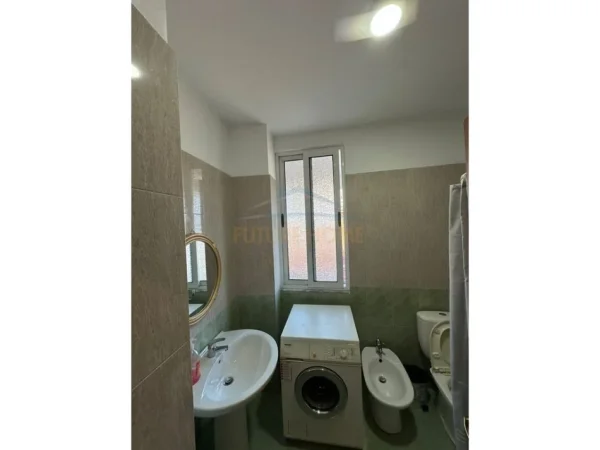 Tirane, jepet me qera apartament 1+1+Ballkon Kati 5, 85 m² 600 € (Rruga e Barrikadave)