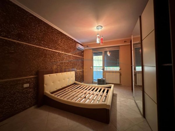 Tirane, jepet me qera 3+1 Kati 4, 166 m² 1.200 € (Rruga e Dibres)