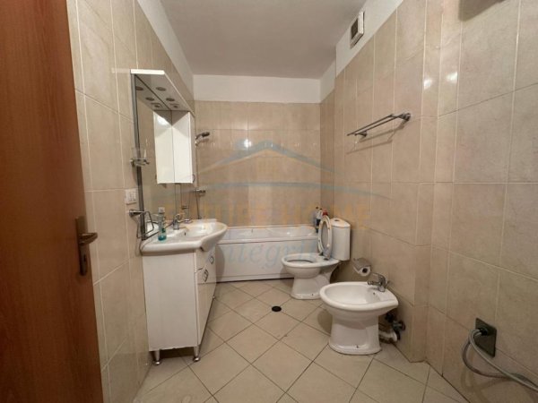 Tirane, jepet me qera 3+1 Kati 4, 166 m² 1.200 € (Rruga e Dibres)