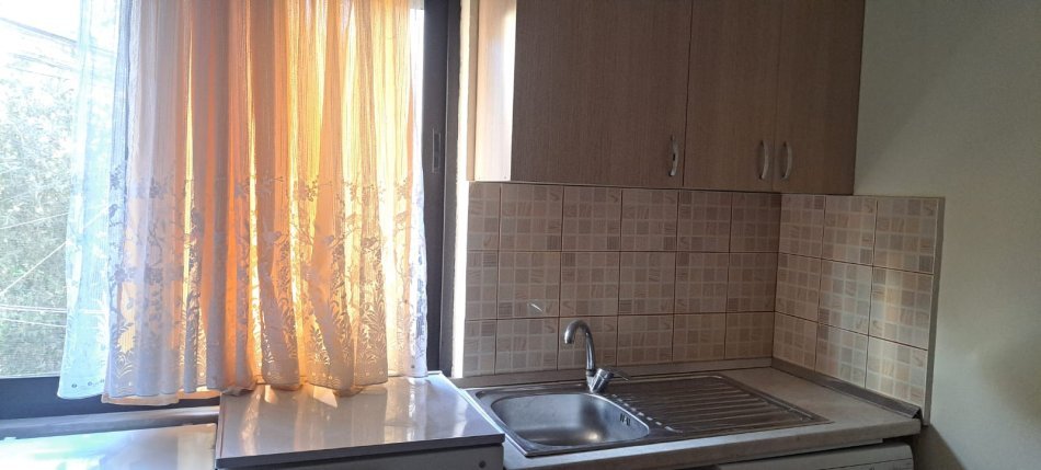 Tirane, jepet me qera garsonier 1+1 Kati 1, 30 m² 300 € (RR Qemal Stafa perballe Shkolles Fan Noli-2 min me Pazarin e Ri)