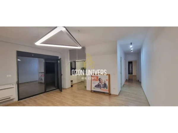 Tirane, jepet me qera apartament 2+1+Ballkon Kati 6, 157 m² 1.100 € (Rruga e Elbasanit, pranë Ambasades Amerikane Tirana, Albania)