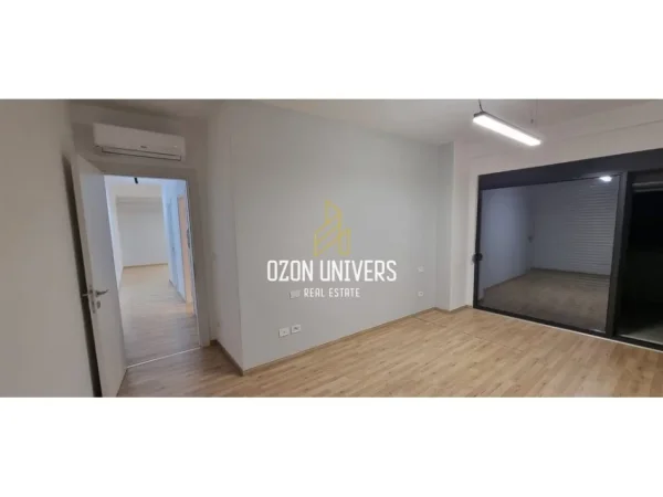 Tirane, jepet me qera apartament 2+1+Ballkon Kati 6, 157 m² 1.100 € (Rruga e Elbasanit, pranë Ambasades Amerikane Tirana, Albania)