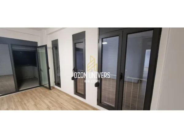 Tirane, jepet me qera apartament 2+1+Ballkon Kati 6, 157 m² 1.100 € (Rruga e Elbasanit, pranë Ambasades Amerikane Tirana, Albania)