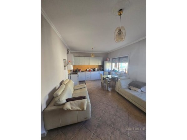 Tirane, jepet me qera apartament 2+1 Kati 4, 75 m² 750 € (Myslym Shyri)