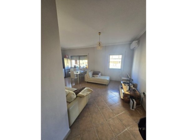 Tirane, jepet me qera apartament 2+1 Kati 4, 75 m² 750 € (Myslym Shyri)