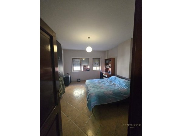 Tirane, jepet me qera apartament 2+1 Kati 4, 75 m² 750 € (Myslym Shyri)