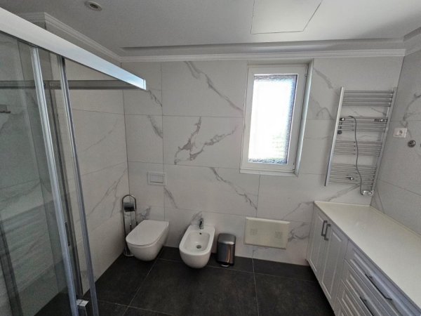 Tirane, jepet me qera Vile 5+1 , 803 m² 5.000 € (Teg)