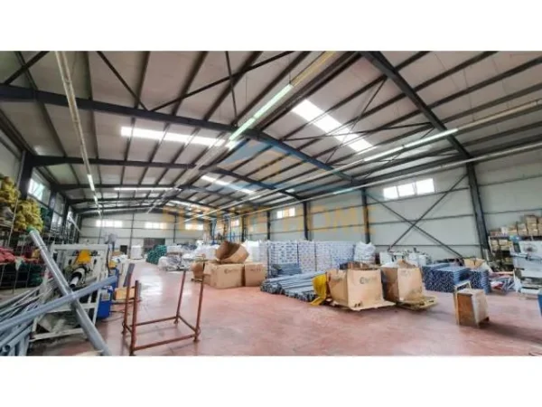 Tirane, jap me qera Kati 0, 4.500 m² 6.000 Euro (Autostrada Tirane Durres)