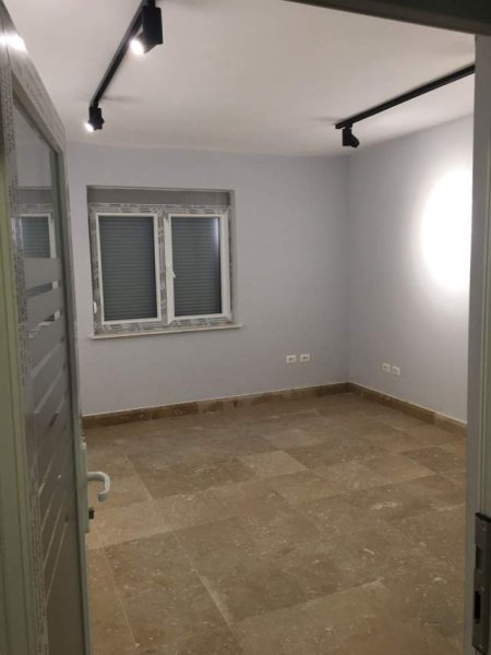 Tirane, jap me qera zyre Kati 0, 250 m² 2.000 Euro (Rruga 5 Maj)