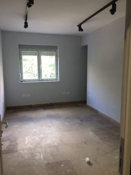 Tirane, jap me qera zyre Kati 0, 250 m² 2.000 Euro (Rruga 5 Maj)