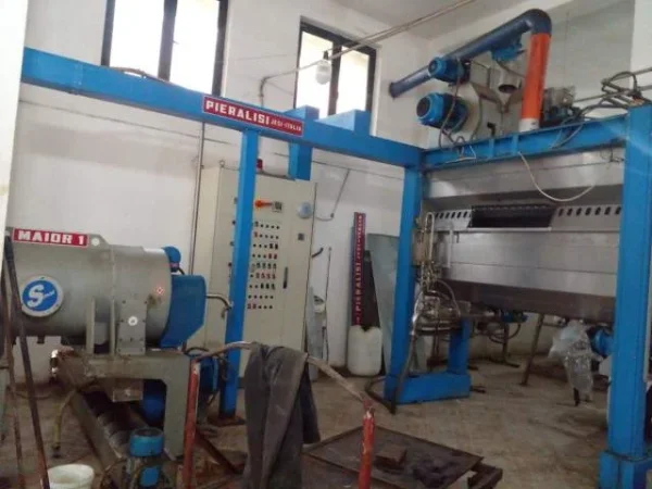 Shes Fabrike / Linje per prodhimin e vajit te ullirit 110.000 Euro (ne hyrje te fshatit Petrele)