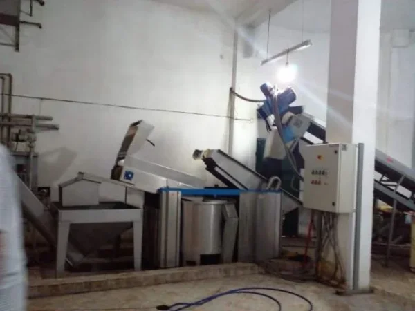 Shes Fabrike / Linje per prodhimin e vajit te ullirit 110.000 Euro (ne hyrje te fshatit Petrele)