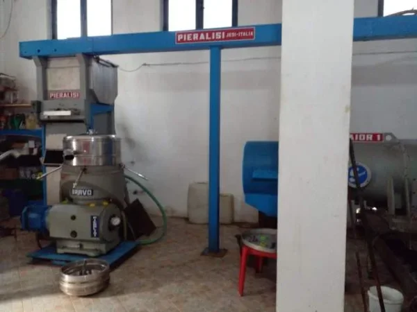 Shes Fabrike / Linje per prodhimin e vajit te ullirit 110.000 Euro (ne hyrje te fshatit Petrele)