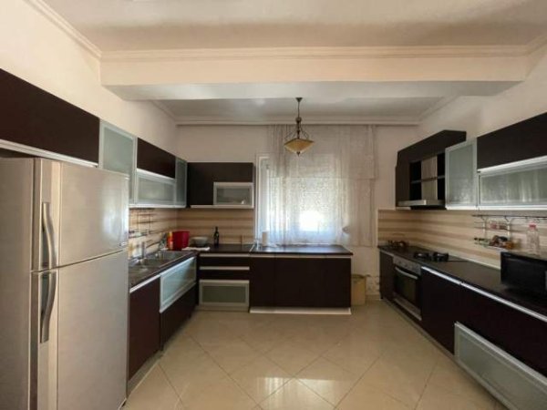 Tirane, jepet me qera apartament 2+1 Kati 4, 190 m² 650 Euro