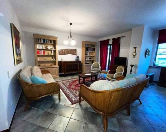 Tirane, jap me qera apartament 3+1 450 Euro