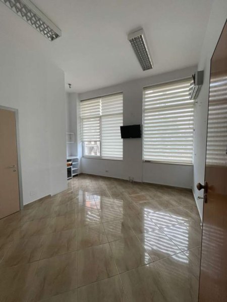 Tirane, jepet me qera zyre Kati 2, 30 m² 300 Euro (Myslym Shyri)