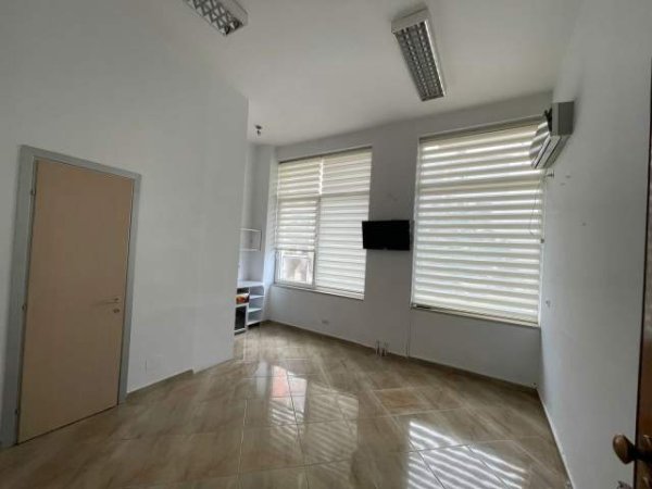 Tirane, jepet me qera zyre Kati 2, 30 m² 300 Euro (Rruga “Myslym Shyri”)