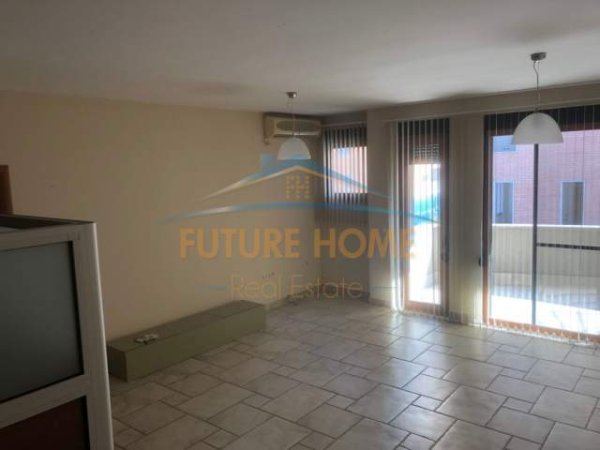 Tirane, jap me qera ambjent biznesi Kati 4, 145 m² 750 Euro (Mbrapa RTSH)