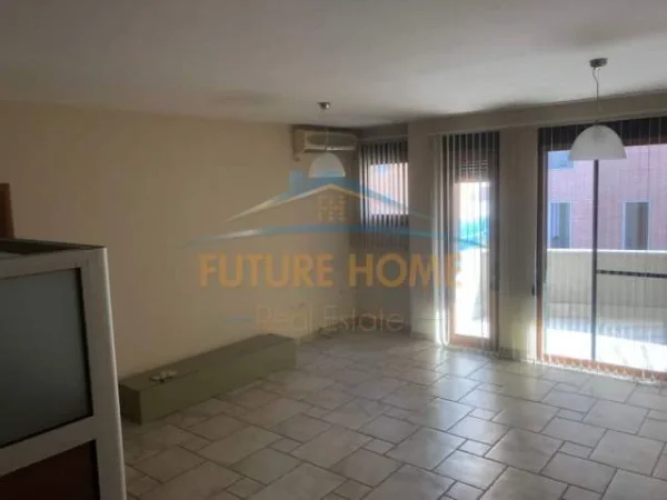 Tirane, jap me qera ambjent biznesi Kati 4, 145 m² 750 Euro (Mbrapa RTSH)