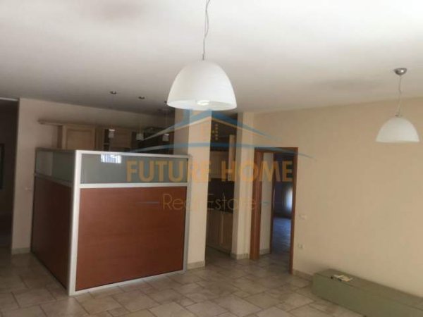 Tirane, jap me qera ambjent biznesi Kati 4, 145 m² 750 Euro (Mbrapa RTSH)