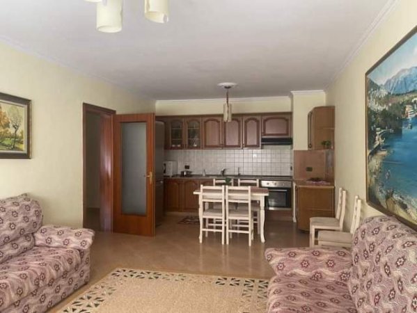 Tirane, jap me qera apartament 3+1 500 Euro
