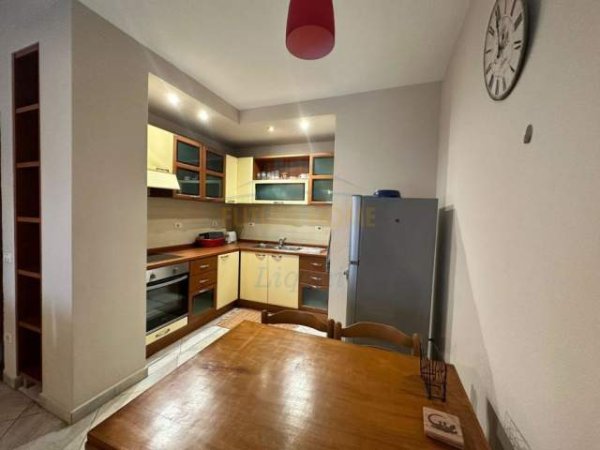 Tirane, jepet me qera apartament 2+1 Kati 2, 110 m² 550 Euro (liqeni i thate)