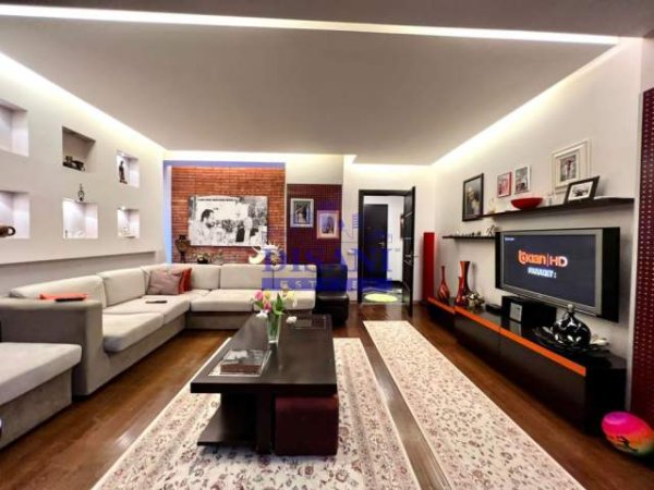 Tirane, shitet apartament 3+1+BLK 140 m² 230.000 Euro (Stacioni i Trenit)