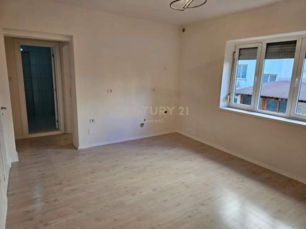 Tirane, shitet apartament 1+1 Kati 3, 55 m² 75.000 Euro (Bulevardi Zogu i Pare)
