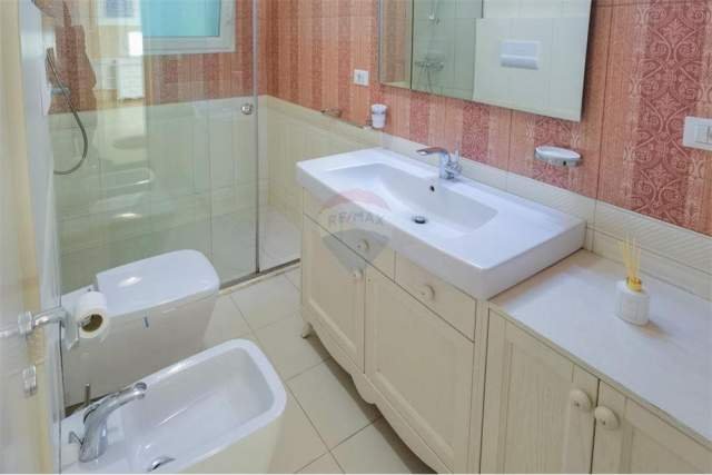 Tirane, jepet me qera Vile 2 Katshe Kati 0, 649 m² 3.000 Euro (prane Teg)