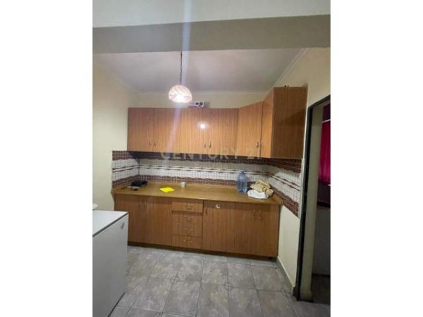 Tirane, jepet me qera apartament 1+1 Kati 1, 55 m² 300 Euro (Porcelan)