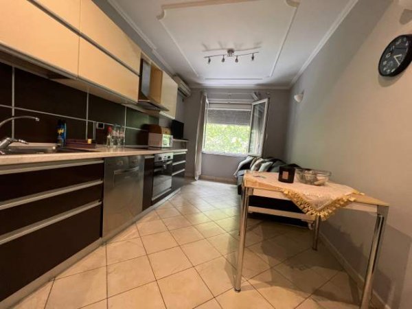 Tirane, jepet me qera apartament 1+1+BLK Kati 3, 70 m² 500 Euro (Blloku)