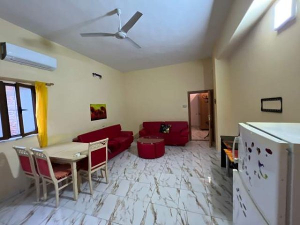 Tirane, jepet me qera Vile 300 m² 1.100 Euro (Riza Cerova)
